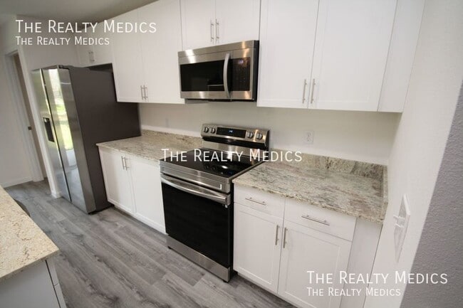 Building Photo - 182 Hillock Ave NW