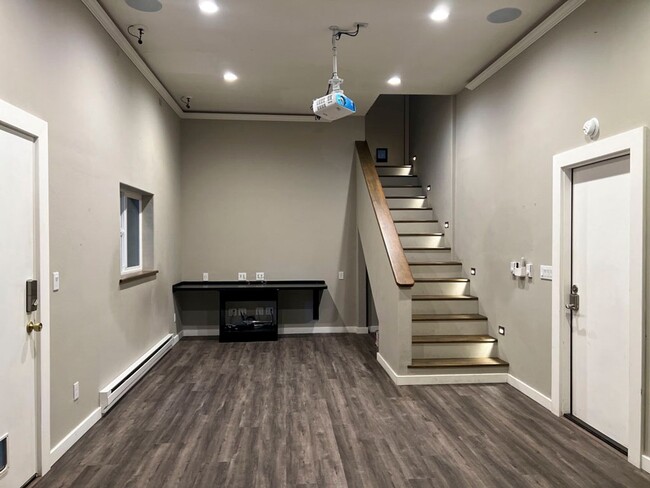 Building Photo - Pet-Friendly AMAZING Home Close To Town, Y...