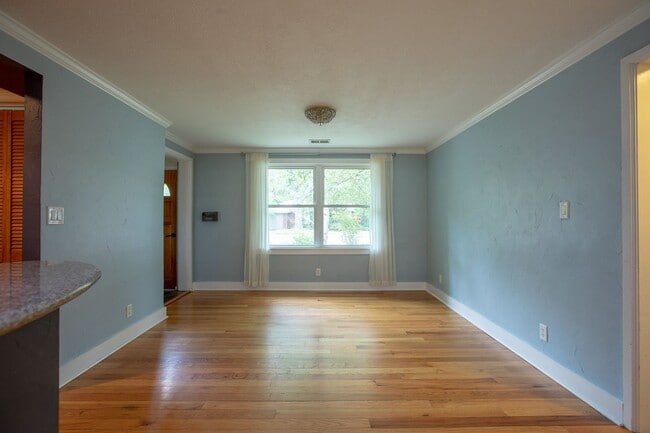 Building Photo - Charming 3 bedroom/2 bathroom Single Family Home!