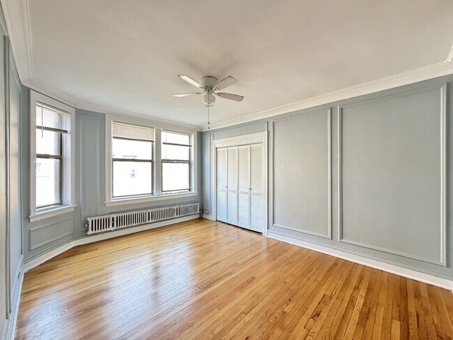 Building Photo - 1371 W Estes Ave