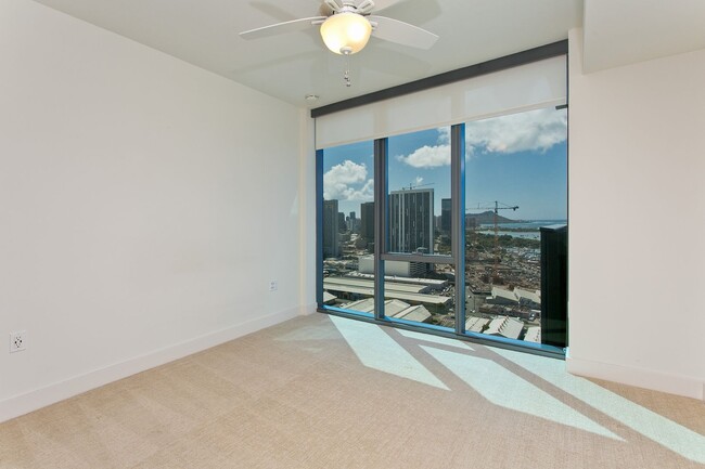 Building Photo - BEAUTIFUL 1 BEDROOM UNIT IN THE COLLECTION
