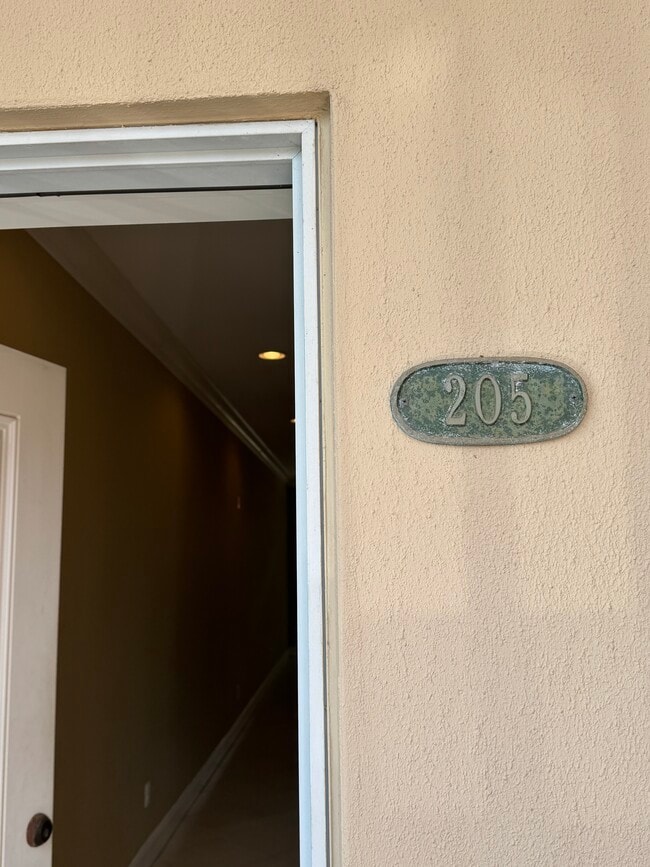 Building Photo - 415 E Romana St