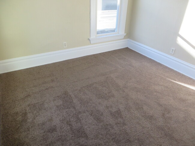 Building Photo - 5 Bedroom Home in the very core of Downtown (West Central, Downtown)