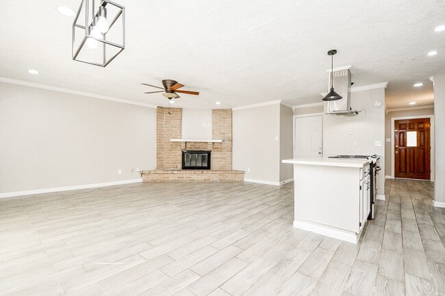 Building Photo - 14646 Dartwood Dr