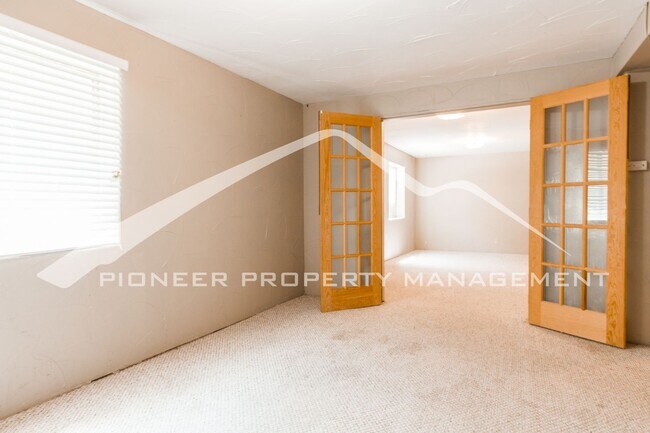 Building Photo - Cozy Home with Two Car Garage and Fenced Back Yard