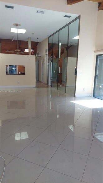 Building Photo - 2675 Parkview Dr S