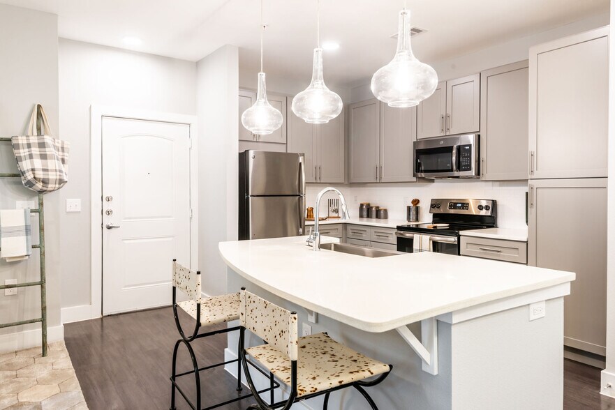 Building Photo - The Woodford on Mockingbird