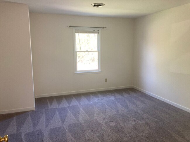 Building Photo - Lovely Four Bed Two and Half Bath Home in ...