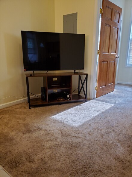 Frontroom - 3034 N Drake Ave
