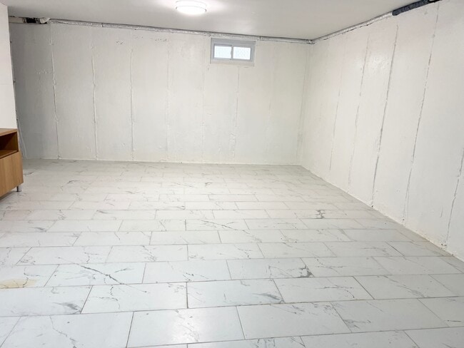 Building Photo - 156 Petrus Ave