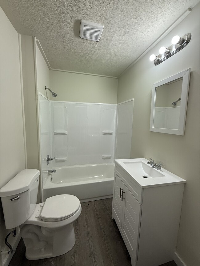 Building Photo - 513 Oak Pl