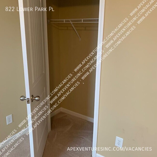 Building Photo - 822 Lower Park Pl