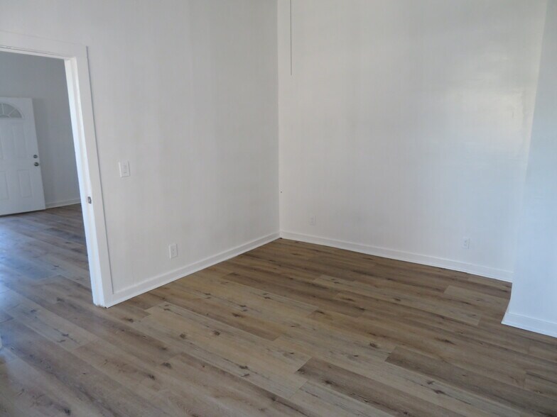 Building Photo - 154 E Colden Ave