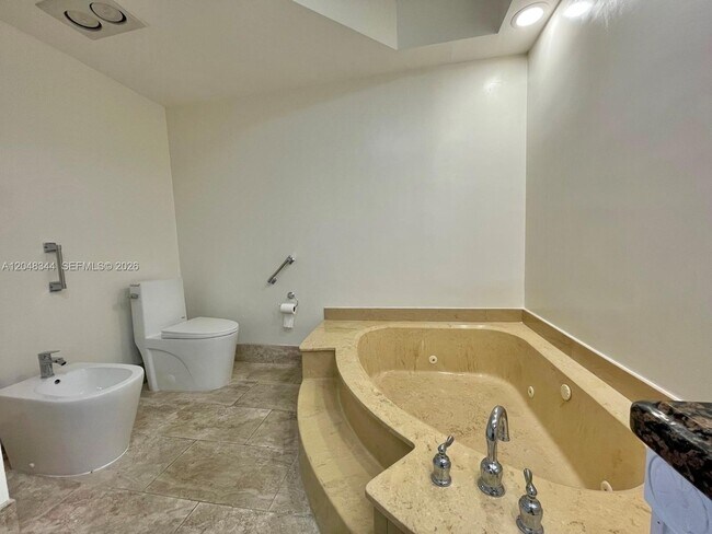Building Photo - 20281 E Country Club Dr