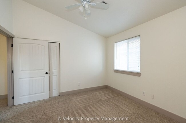 Building Photo - Beautiful Home in SW Bend - 1 dog considered!