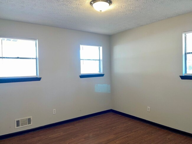 Building Photo - Spacious 3 Bed/2 Bath Brick Ranch in Great Riverdale Location