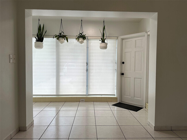 Building Photo - 1101 NE 17th Way