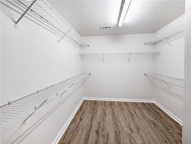 Building Photo - 2425 Fairlie Dr