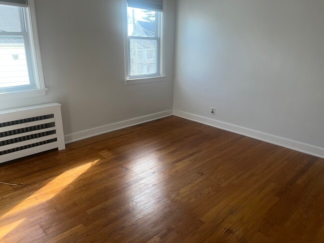 Building Photo - 136 King St