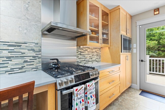 Building Photo - 710 Lighthouse Ave