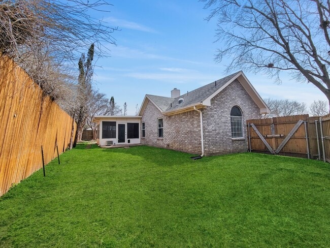 Building Photo - Charming 3-Bed, 2-Bath Home in Bedford with Garage Parking