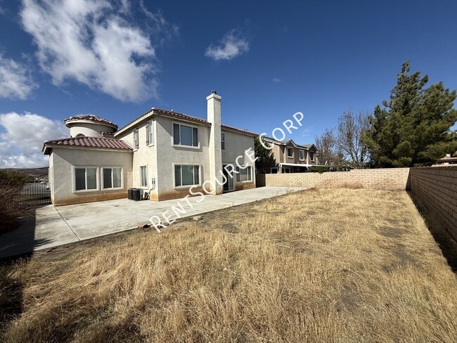 Building Photo - 5 Bedrooms / 3 Bathrooms Two Story Home fo...