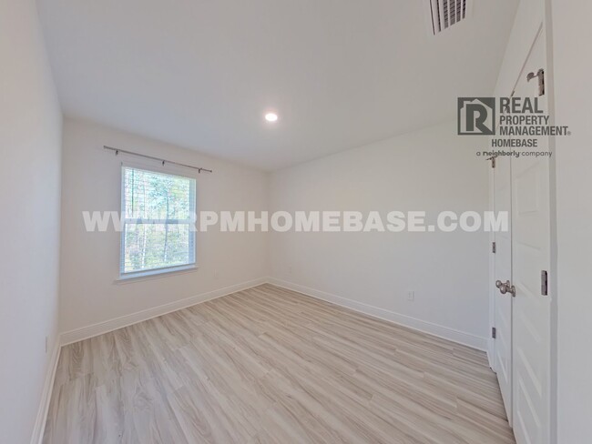 Building Photo - MOVE-IN SPECIAL: $500 off first month's re...