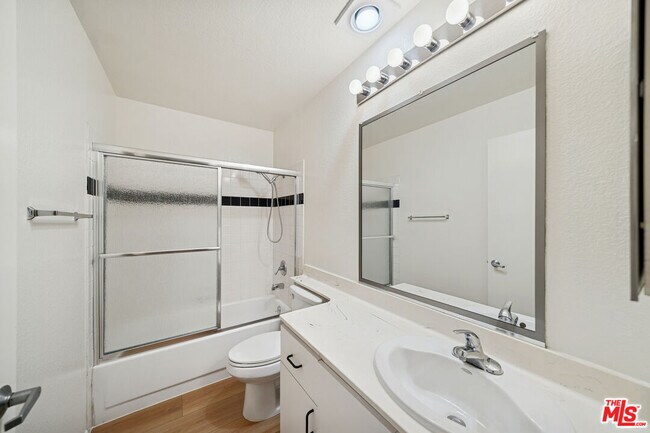 Building Photo - 870 Crenshaw Blvd