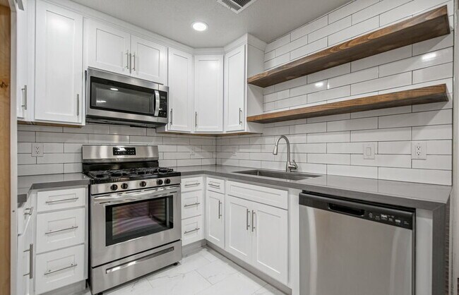 Building Photo - 9223 Ridgeland St