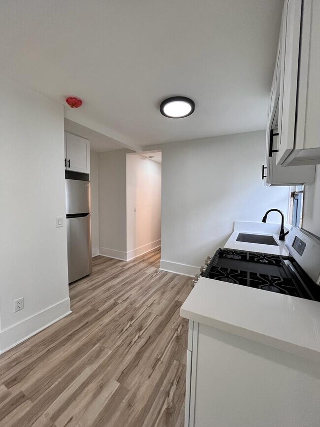 Building Photo - 2436 Echo Park Ave