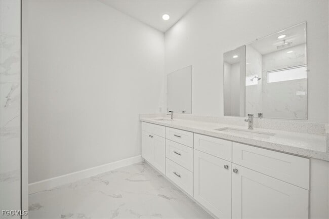 Building Photo - 9 NW 14th Pl