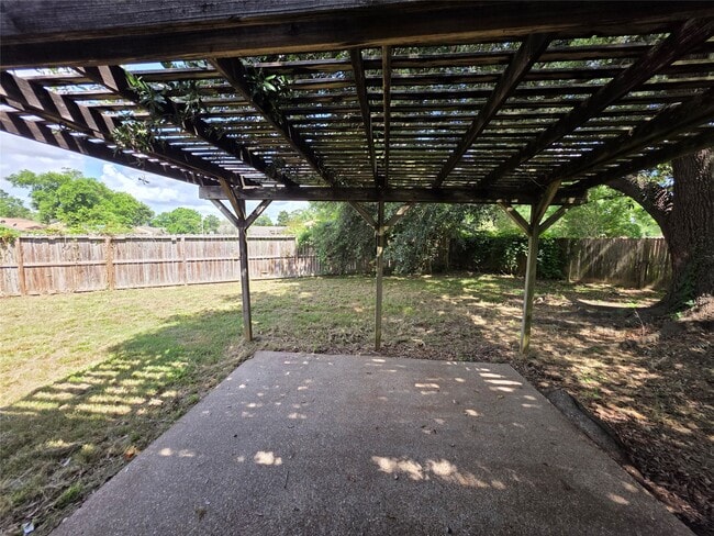 Building Photo - 8607 Knoll Forest Dr