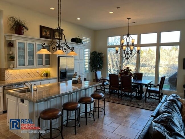 Building Photo - Fully Furnished Home