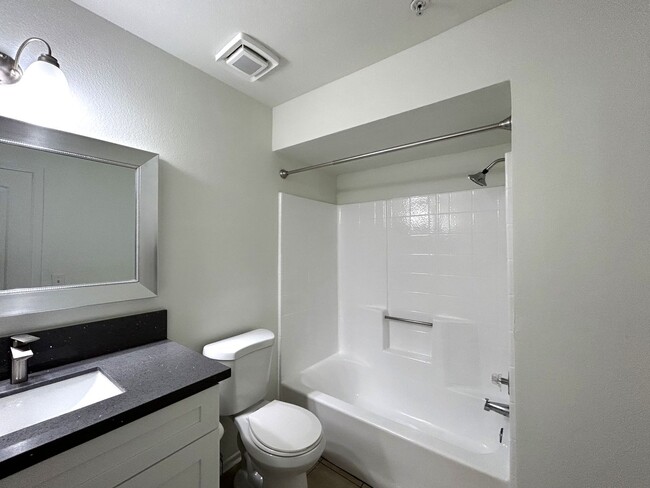 Building Photo - AVAILABLE NOW!! 2 Bedroom 2 Bath Apartment...