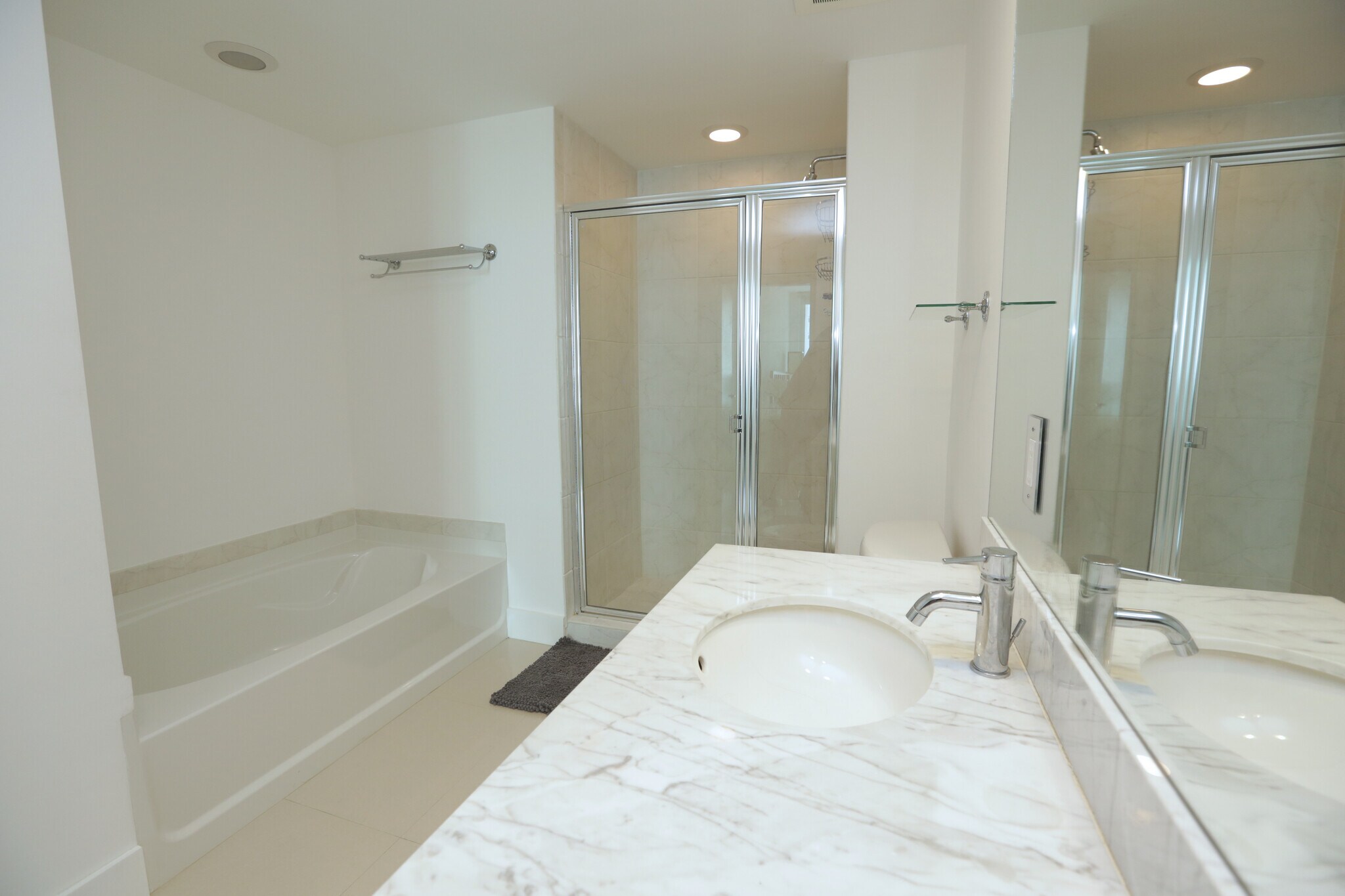 Building Photo - 950 Brickell Bay Dr
