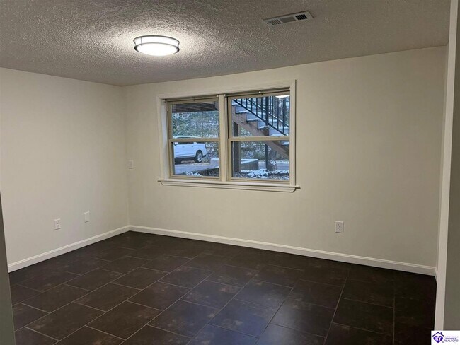 Building Photo - 913 Dogwood Cir