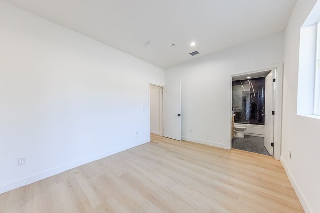 Building Photo - 2847 S Victoria Ave