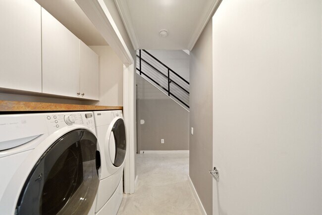 Building Photo - 913 Saulnier St