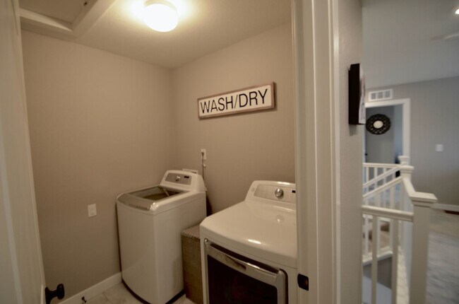 Building Photo - 3 bd/2.5 ba Townhome!