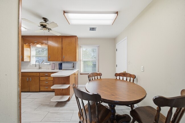 Building Photo - 702 E Karma Ave