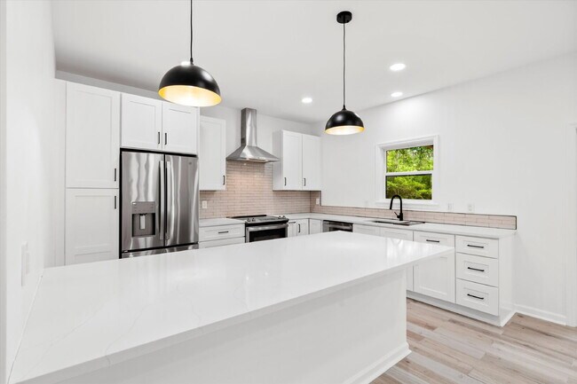 Building Photo - "Spacious 4-Bed Oasis with Guest Suite on Johns Island - Your Dream Home Awaits!"