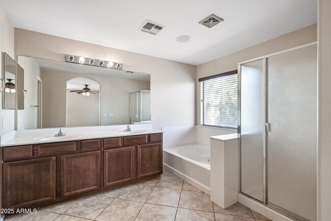 Building Photo - 1543 E Nightingale Ln