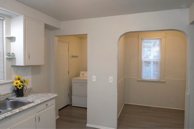 Building Photo - 102 S Perry St