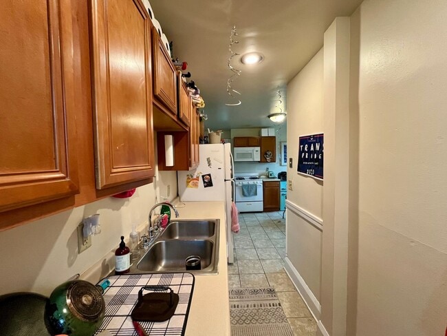 Building Photo - 3956-3958 N Murray