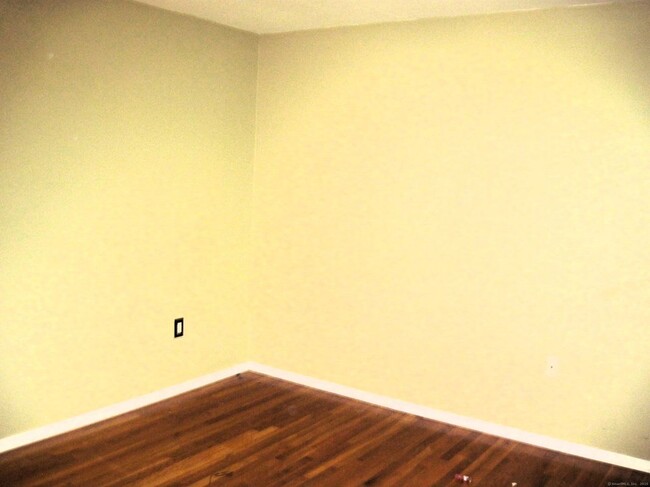 Building Photo - 11 Camelot Dr
