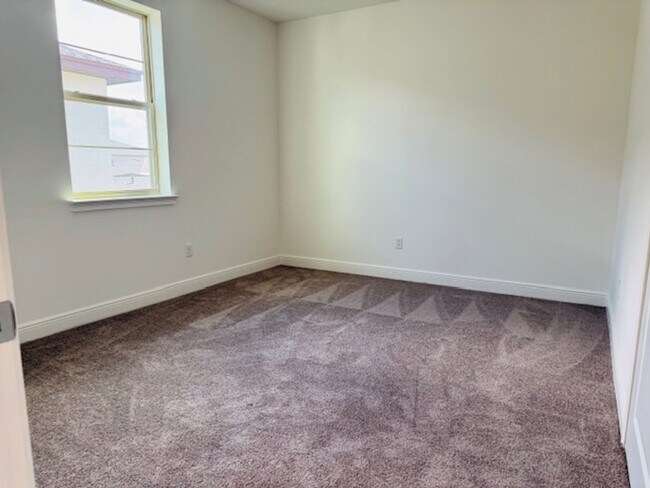 Building Photo - Home For Rent In Saint Cloud with 5 Bedroom/3 Baths