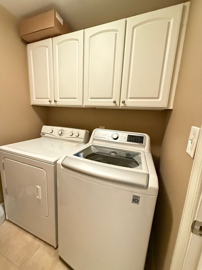 Building Photo - Spacious 2/2 Condo with Waterview in River Dance!