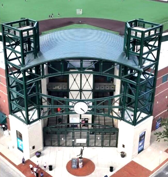 Building Photo - 224 E Cass St