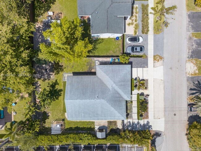 Building Photo - 1126 NE 16th Ct