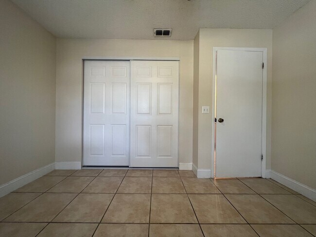 Building Photo - 5405 Lake Margaret Dr